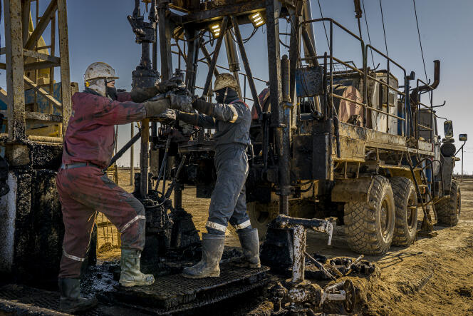 Des ouvriers de maintenance réparent une pompe d’extraction de pétrole à Janaozen (Kazakhstan), le 25 février 2022.