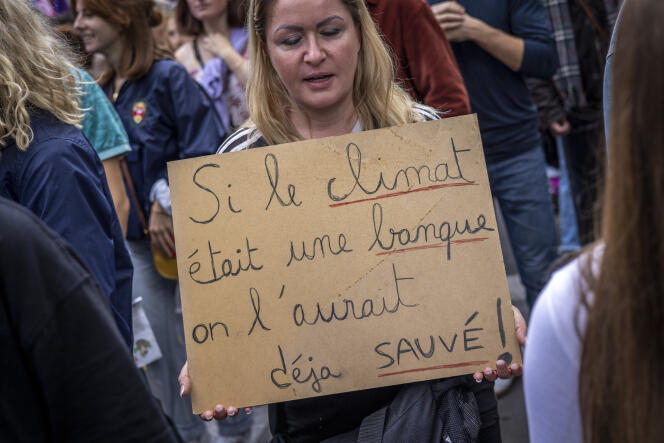 Lors de la marche contre « la vie chère » et « l’inaction climatique », à Paris, le 16 octobre 2022.