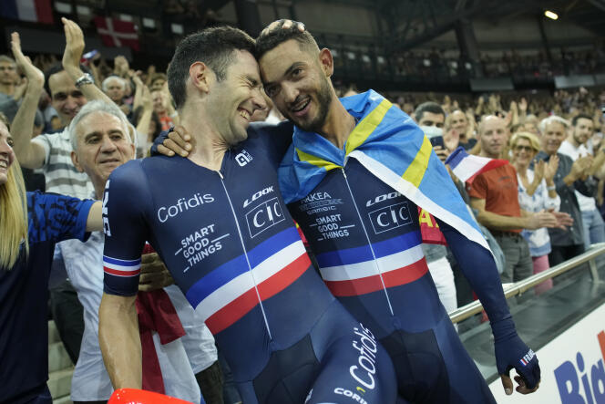 Les Français Donavan Grondin, à droite, et Benjamin Thomas célèbrent leur victoire lors des championnats du monde de cyclisme sur piste, à Saint-Quentin-en-Yvelines, le 16 octobre 2022.