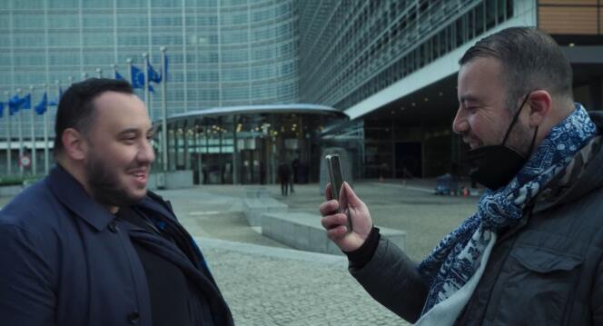 Brahim Ben Ali (à gauche) annonce en direct aux militants qui le suivent que la Commission européenne a reconnu une présomption de salariat pour les chauffeurs Uber, en décembre 2021.