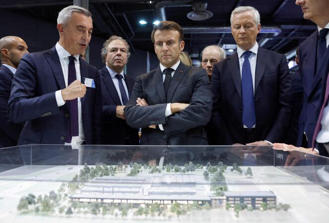 Emmanuel Macron et Bruno Le Maire sur le stand de l’entreprise Symbio, spécialiste de la mobilité hydrogène, au Mondial de l’automobile, à Paris, le 17 octobre 2022.