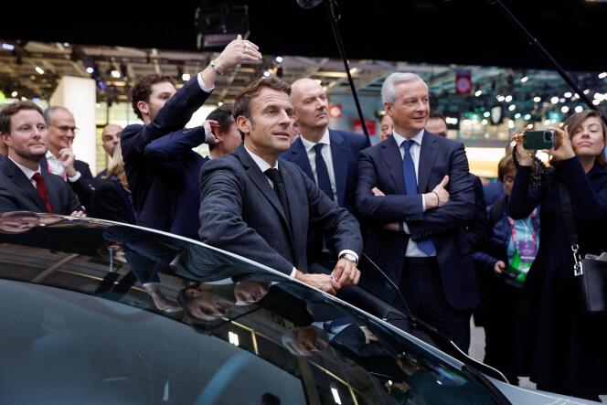 Emmanuel Macron y el Ministro de Economía y Finanzas, Bruno Le Maire, en el Mondial de l'auto, en París, el 17 de octubre de 2022.