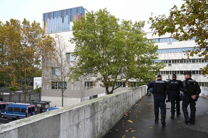 Gendarmes patrullan cerca de la escuela secundaria Joliot-Curie, en Nanterre (Hauts-de-Seine), el 17 de octubre de 2022.