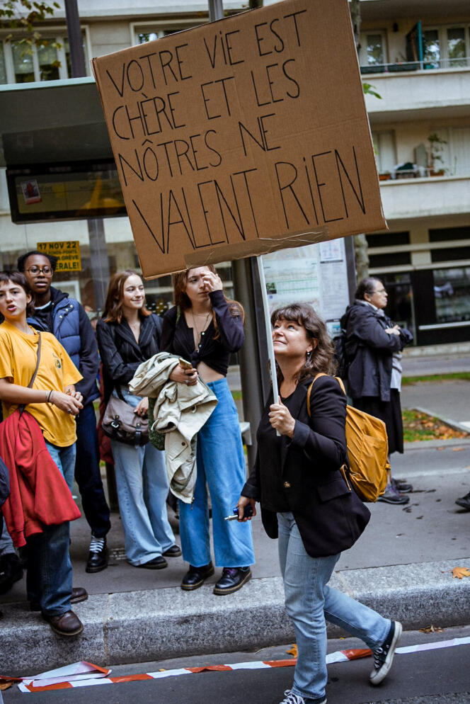 Anne Callizo-Millet, de 51 años, enfermera en una estructura médico-social, vino a manifestarse durante la jornada de movilización interprofesional, en París, el 18 de octubre de 2022. 
