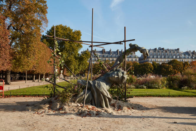 Installation monumentale d’Ugo Schiavi, « Soulèvement-Effondrement », dans le jardin des Tuileries, à Paris, le 12 octobre 2022.
