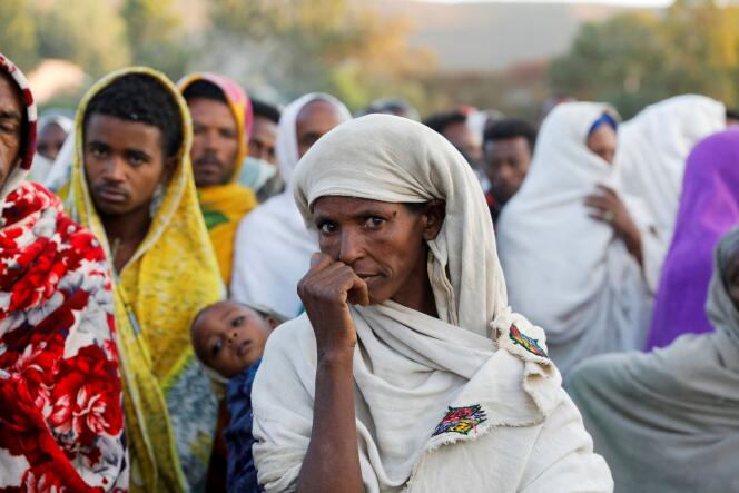A Shiré, une femme fait la queue samedi 15 octobre 2022 pour recevoir de l’aide alimentaire devant une école primaire, temporairement transformée en refuge pour les populations déplacées par le conflit dans le région du Tigré, en Ethiopie.