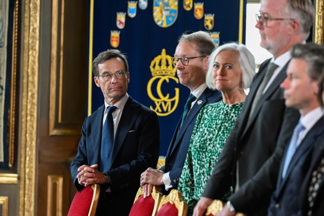 De izquierda a derecha: el primer ministro sueco Ulf Kristersson, el ministro de Relaciones Exteriores Tobias Billstrom, los ministros de Salud Acko Ankarberg Johansson y el ministro de Trabajo e Integración Johan Pehrson en el Palacio Real de Estocolmo el 18 de octubre de 2022.  