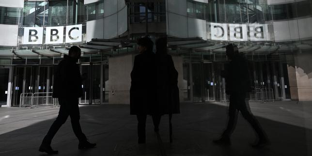 Médias : « La centenaire BBC, qui a prospéré sur le déclin de la presse papier, est aujourd’hui attaquée par le sommet et par la base »