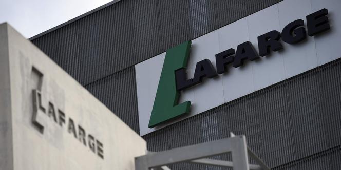 L’entreprise Lafarge est soupçonnée d’avoir versé entre 2013 et 2014 plusieurs millions d’euros à des groupes terroristes, dont le groupe Etat islamique (EI), afin de maintenir l’activité d’une cimenterie en Syrie, alors que le pays s’enfonçait dans la guerre.