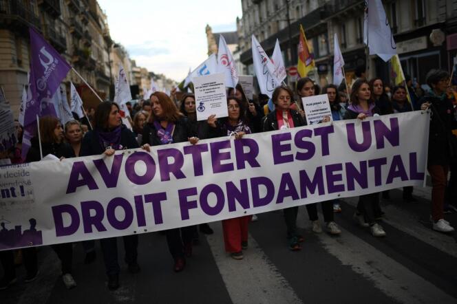 Manifestantes en París el 28 de septiembre, Día Internacional del Derecho al Aborto.
