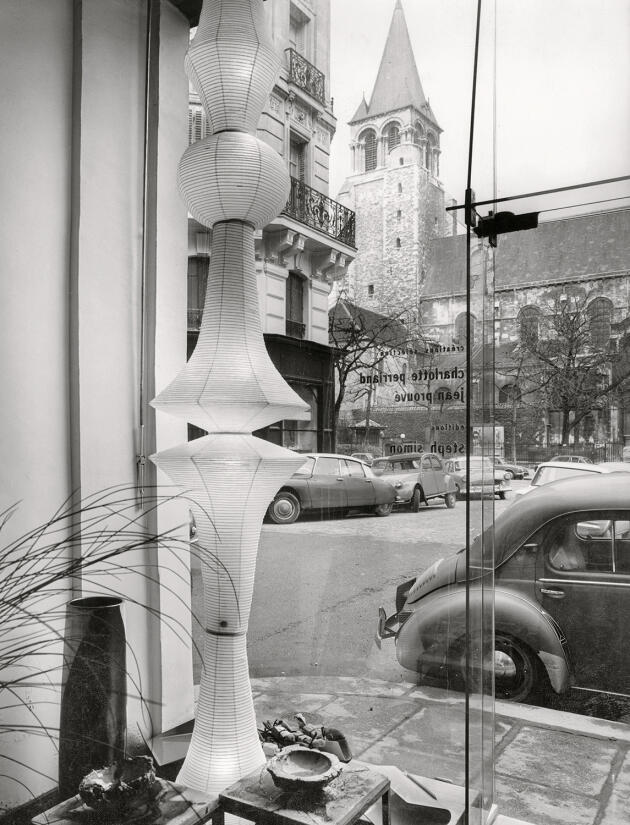 Una lámpara Akari de Isamu Noguchi en el escaparate de la galería Steph Simon, en los años 60.