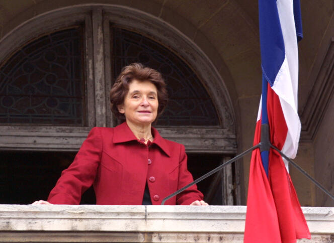 Nicole Catala, en el balcón del ayuntamiento del distrito 14 de París, en 2001.