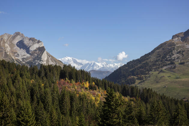 Vue sur la chaîne du Mont-Blanc, du plateau de Beauregard, à La Clusaz, le 18 octobre 2022.