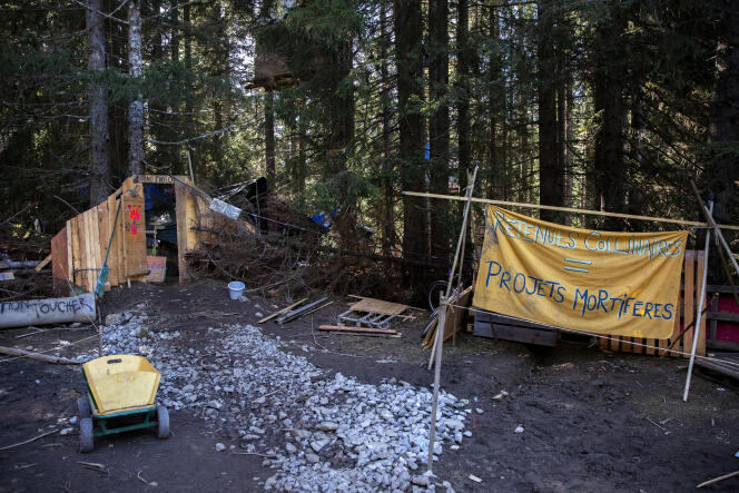 Sur cette photo prise le mardi 18 octobre 2022, le campement de la ZAD instaurée par des opposants à la construction d’une retenue collinaire, à 1 500 mètres d’altitude dans les bois de la Colombière, sur le plateau de Beauregard, dans la commune de La Clusaz.