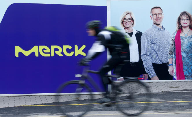 Un ciclista pasa frente a un logotipo del grupo farmacéutico y químico Merck KGaA en Darmstadt, Alemania, el 28 de enero de 2016. 