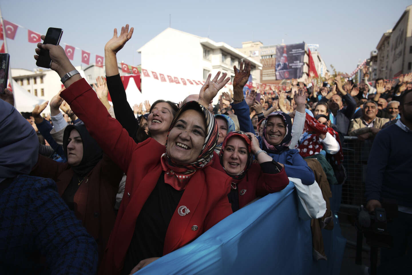 In der Türkei schlägt Präsident Erdogan vor, ein Referendum abzuhalten, um das Tragen des Kopftuchs durchzusetzen