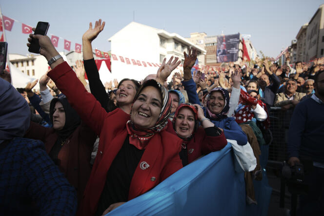 Unterstützer hören eine Rede des türkischen Präsidenten Recep Tayyip Erdogan während der Eröffnungsfeier für neue Regierungsgebäude in Ankara am 19. Oktober 2022.