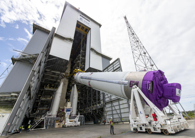 Le noyau central de la fusée Ariane-6 est en cours de transfert et d’installation sur son pas de tir de Kourou, en Guyane, le 11 juillet 2022.