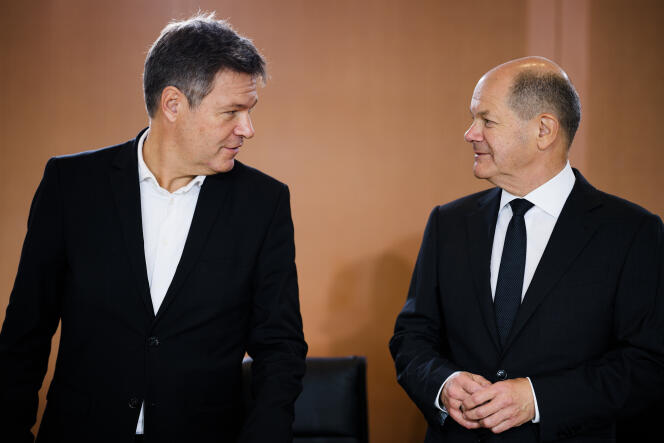 Le ministre allemand de l’économie et du climat, Robert Habeck (à gauche), et le chancelier allemand, Olaf Scholz, à Berlin, mercredi 19 octobre 2022.