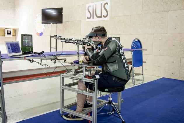 Dylan Kerreneur, membre de l’équipe de France paralympique, champion du monde de tir à la carabine par équipe en parasport, au Centre national de tir sportif de Châteauroux.