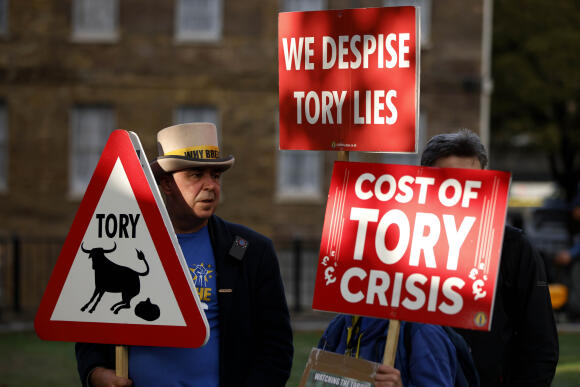Des manifestants tiennent des pancartes contre le Parti conservateur, à Londres, jeudi 20 octobre 2022.