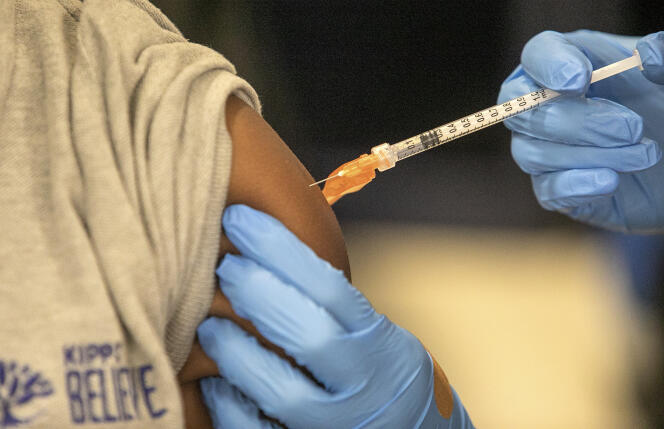 Un patient reçoit une dose de vaccin dans un école de La Nouvelle-Orléans, aux Etats-Unis, le 25 janvier 2022. 