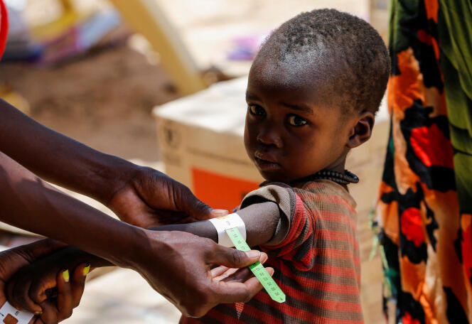Un enfant souffrant de malnutrition est examiné à Kakimat, au Kenya, le 27 septembre 2022.