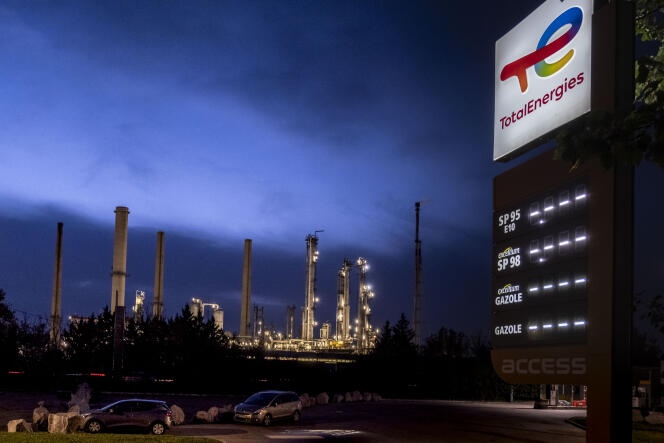Une station-service de TotalEnergies fermée devant la raffinerie de Feyzin (Rhône) durant la grève des salariés du site, mercredi 19 octobre 2022.