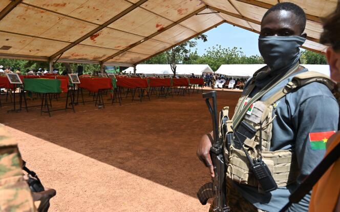 El 8 de octubre de 2022 en Uagadugú, un soldado hace guardia durante el funeral de 27 soldados asesinados el 26 de septiembre en Gaskindé durante una emboscada contra un convoy de suministros que intentaba llegar a Djibo, en el norte de Burkina Faso.