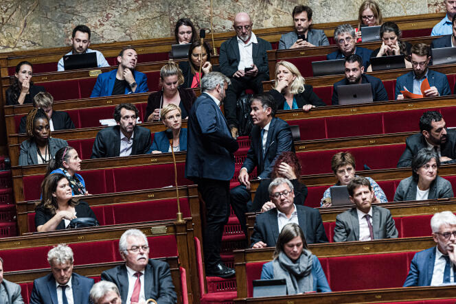 Pendant le débat sur le prélèvement sur recettes au profit de l’Union européenne, à l’Assemblée nationale, Olivier Faure, premier secrétaire du PS, discute avec le député LFI Alexis Corbière, le 19 octobre 2022.
