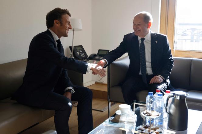 Emmanuel Macron échange une poignée de main avec Olaf Scholz avant un sommet européen consacré à la crise de l’énergie, le jeudi 20 octobre 2022, à Bruxelles.