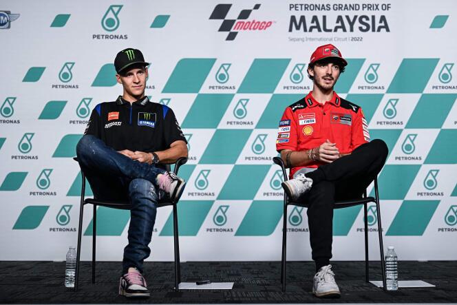 Francesco Bagnaia (à droite) et Fabio Quartararo (à gauche), i due leader della classifica del campionato del mondo di MotoGP, lors d'une conférence de presse a Sepang, en Malaisie, il 20 ottobre 2022.