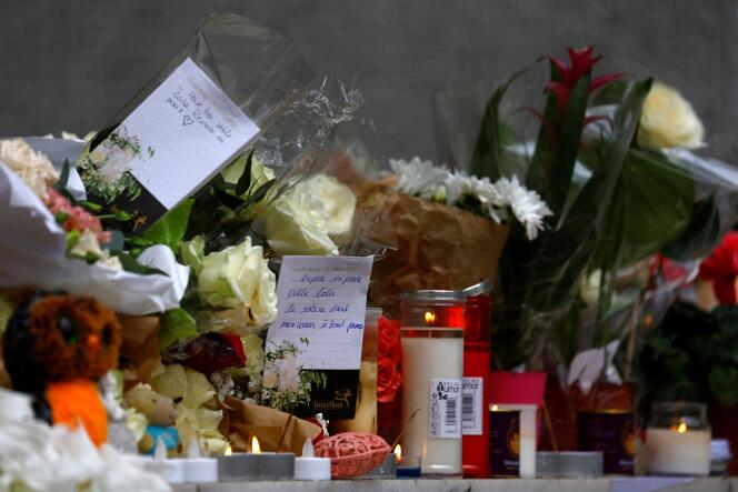Un homenaje a Lola frente al edificio donde la colegiala fue encontrada muerta, en el distrito 19 de París, el 18 de octubre.