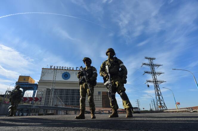 Soldados rusos patrullan en la central hidroeléctrica Kakhovka en la región de Kherson en Ucrania el 20 de mayo de 2022.