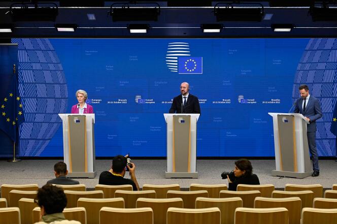 La présidente de la Commission européenne, Ursula von der Leyen (gauche), et le président du Conseil européen, Charles Michel, lors de la première journée du sommet des chefs d’Etat et de gouvernement de l’UE, à Bruxelles, le 21 octobre 2022.