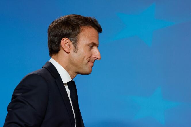 Emmanuel Macron quitte une conférence de presse, au deuxième jour d’un sommet des dirigeants de l’UE, à Bruxelles, le 21 octobre 2022.