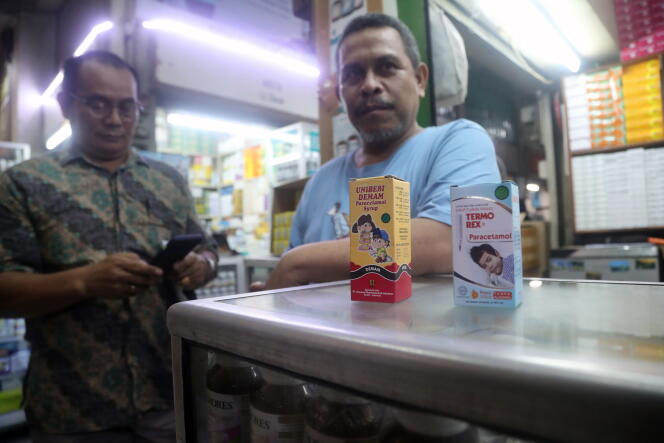 Los vendedores muestran jarabes medicinales prohibidos en un mercado en Yakarta, Indonesia, el 21 de octubre de 2022.
