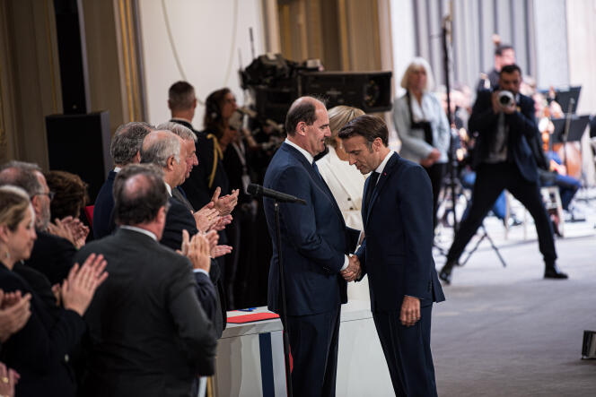 Emmanuel Macron saluda a Jean Castex, después de su discurso durante la ceremonia de investidura, en el Palacio del Elíseo, en París, el 7 de mayo de 2022.