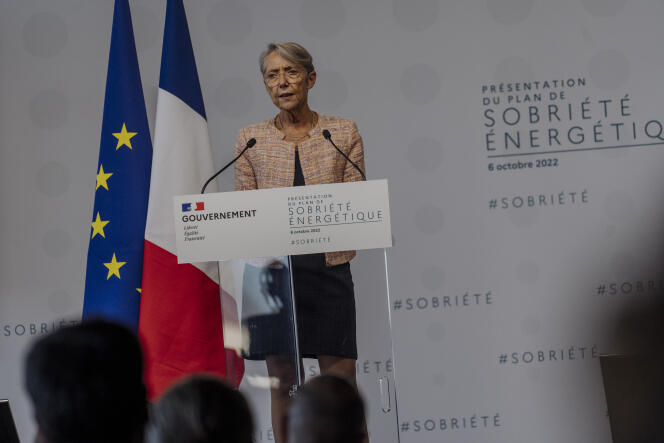La première ministre, Elisabeth Borne, clôt la présentation du plan de sobriété énergétique, à Paris, le 6 octobre 2022.