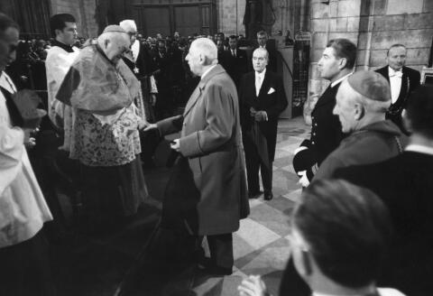 Charles de Gaulle lors d'une messe de comémoration du 11 novembre, dans la cathédrale Notre-Dame de Paris, en 1968, France. (Photo by Dominique BERRETTY/Gamma-Rapho via Getty Images)