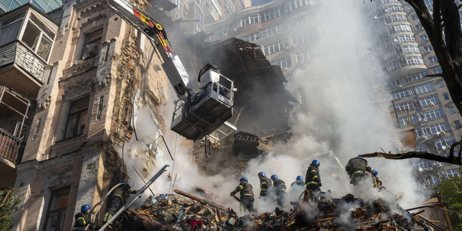 Des pompiers interviennent après une attaque de drone contre des bâtiments à Kiev, le 17 octobre 2022.