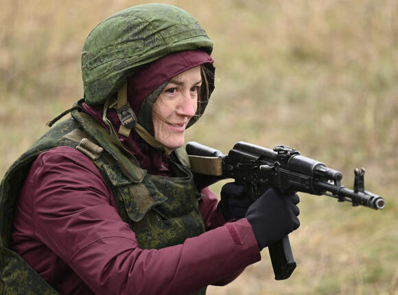 Une femme participe à une session d’entraînement au combat pour les civils, dans la région de Rostov, en Russie, le 21 octobre 2022.