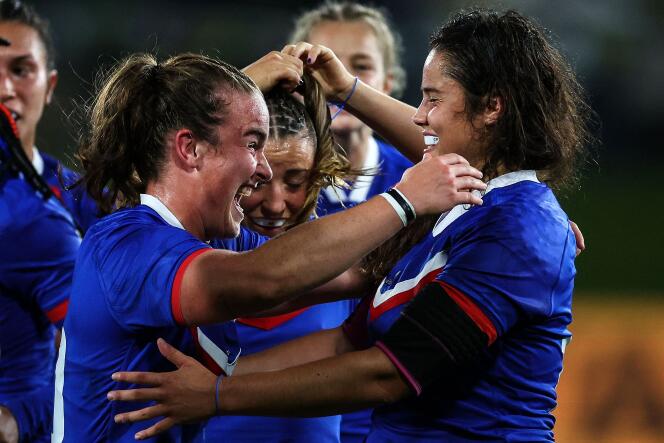 Las francesas Charlotte Escudero (izquierda) y Célia Domain (derecha) tras un try durante el encuentro con Fiji en el marco de la Copa Mundial Femenina de Rugby, en Whangarei (Nueva Zelanda), el 22 de octubre de 2022.