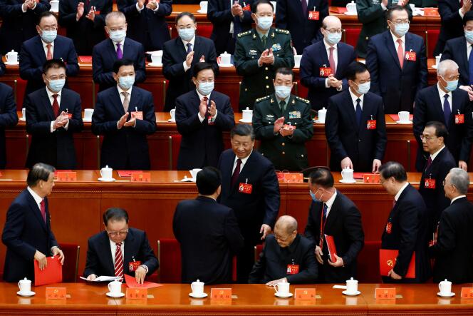 El presidente chino, Xi Jinping, sale de la ceremonia de clausura del XX Congreso del Partido Comunista de China, el sábado 22 de octubre de 2022, en Beijing.