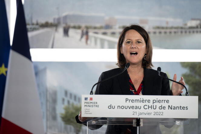 La alcaldesa de Nantes, Johanna Rolland, pronuncia un discurso durante la ceremonia de colocación de la primera piedra del futuro Hospital Universitario de Nantes, el 21 de enero de 2022.