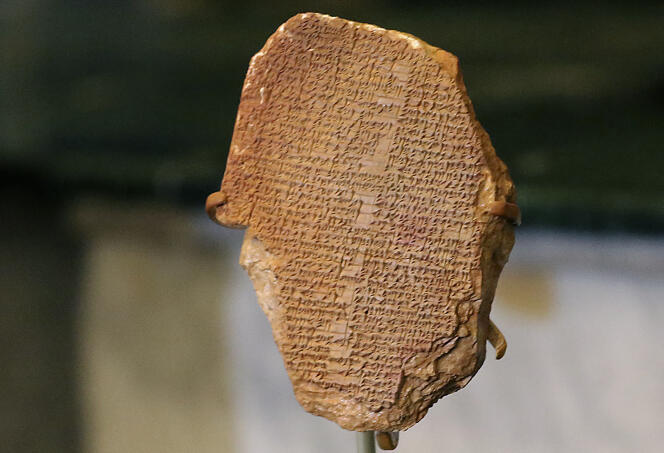 La tablette de Gilgamesh, une tablette d’argile cunéiforme mésopotamienne vieille de 3 500 ans, est exposée au ministère irakien des affaires étrangères, à Bagdad, après son rapatriement, en décembre 2021.
