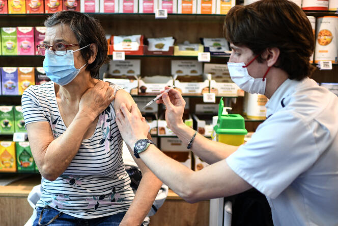 Une femme reçoit une injection de vaccin Covid-19 dans une pharmacie à Paris, le 19 octobre 2022.