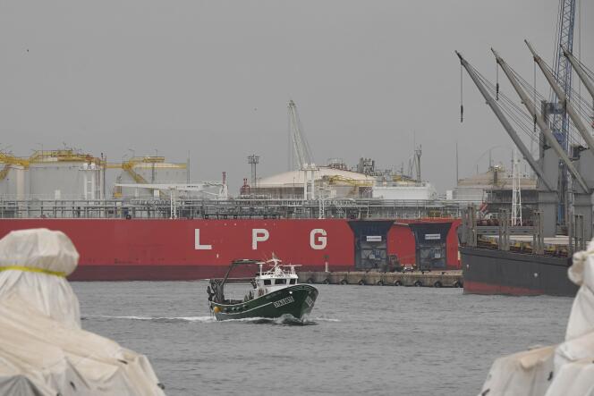 Le « Hellas Poseidon », chargé de gaz de pétrole liquéfié, au port de Tarragone (Catalogne), le 20 octobre 2022. 
