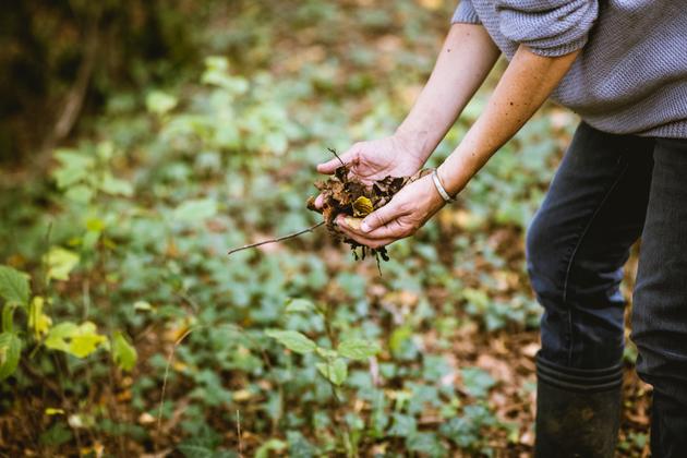 Marguerite, membre du groupement forestier citoyen Lu Picatau, dans la forêt de Saint-Martin-le-Pin, en Dordogne, le 19 octobre 2022.