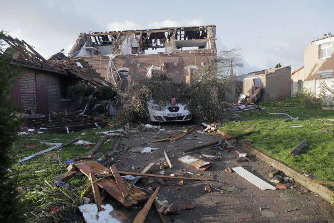 Photographie prise à Bihucourt (Pas-de-Calais) d’une habitation dont le toit a été arraché par les vents violents et de branches tombées sur une voiture, lundi 24 octobre 2022. 